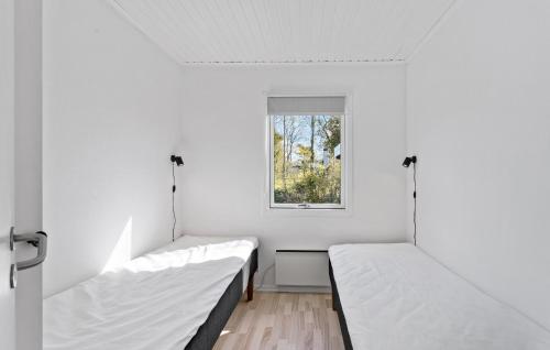 2 camas en una habitación blanca con ventana en Gorgeous Home In Svendborg With Wifi en Svendborg