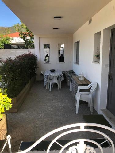 a patio with a table and chairs on a balcony at Casa da Avó Olinda in Góis