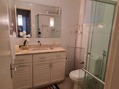 Ένα μπάνιο στο Casa familiar condomínio fechado