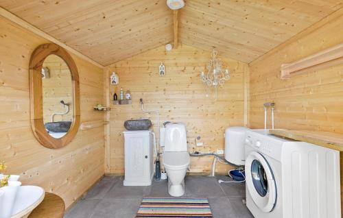 een badkamer met een toilet en een wasmachine bij 1 Bedroom Stunning Home In Tikb in Tikøb