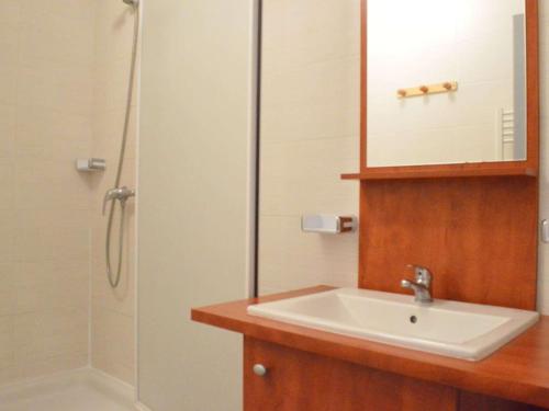 une salle de bain avec un lavabo et une douche avec un miroir dans l'établissement Appartement 3 pièces avec terrasse, parking sécurisé, proche mer - 6 couchages à Narbonne Plage - FR-1-229B-4, à Narbonne