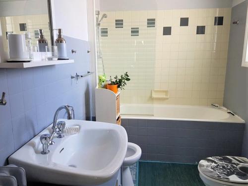 een badkamer met een wastafel en een bad bij Appartement Saint-Jean-de-Luz, 2 pièces, 4 personnes - FR-1-4-545 in Saint-Jean-de-Luz