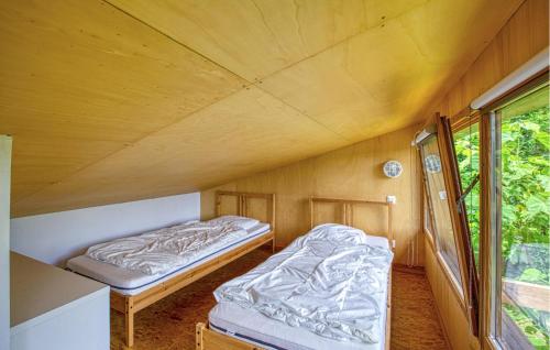 - 2 lits dans une petite chambre avec fenêtre dans l'établissement Bamboo, à Mirandol-Bourgnounac