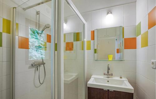 La salle de bains est pourvue d'un lavabo et d'une douche. dans l'établissement Bamboo, à Mirandol-Bourgnounac