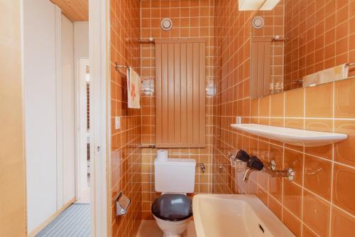 La petite salle de bains est pourvue de toilettes et d'un lavabo. dans l'établissement Logement avec une vue envoûtante sur la vallée, à Crans-Montana