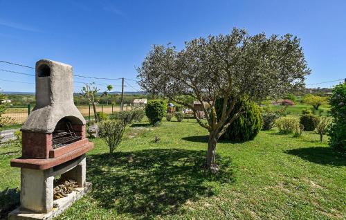 Κήπος έξω από το Beautiful Home In St Ambroix With Wifi
