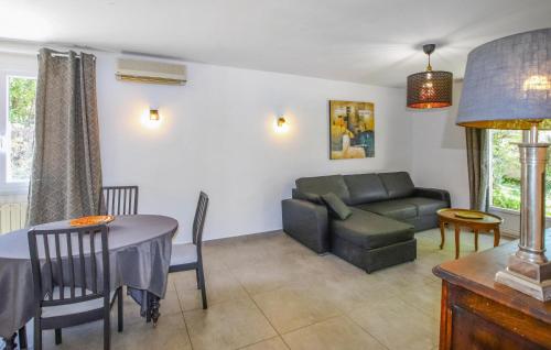 un salon avec un canapé et une table dans l'établissement Gorgeous Home In Montfavet With Kitchen, à Montfavet