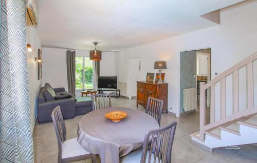un salon avec une table et des chaises dans l'établissement Gorgeous Home In Montfavet With Kitchen, à Montfavet