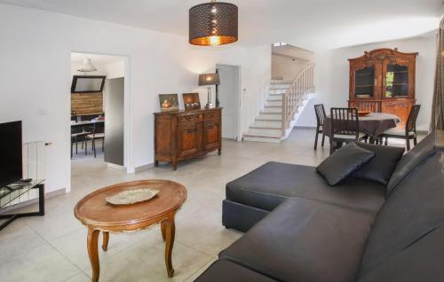 un salon avec un canapé et une table dans l'établissement Gorgeous Home In Montfavet With Kitchen, à Montfavet