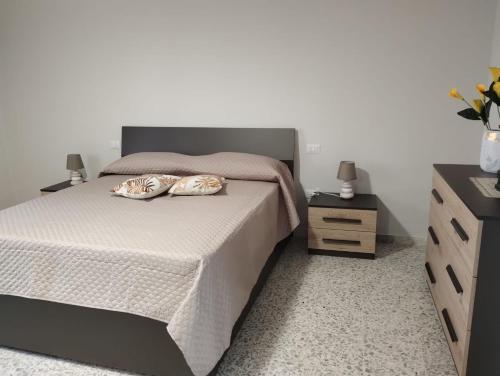 カステッランマーレ・ディ・スタービアにあるThe Middle Houseのベッドルーム1室(ベッド1台、ドレッサー、ナイトスタンド付)