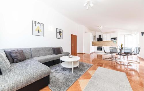 2 Bedroom Amazing Apartment In Okrug Gornji