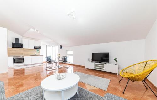 2 Bedroom Amazing Apartment In Okrug Gornji