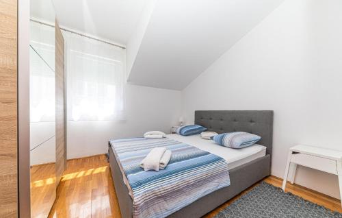 2 Bedroom Amazing Apartment In Okrug Gornji