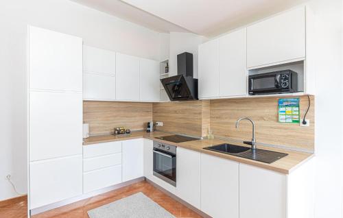 2 Bedroom Amazing Apartment In Okrug Gornji