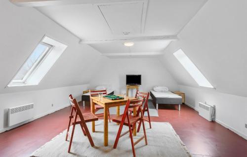 Una televisión o centro de entretenimiento en 2 Bedroom Beautiful Home In Ærøskøbing
