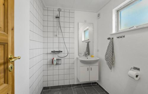een badkamer met een wastafel en een douche bij 2 Bedroom Beautiful Home In rskbing in Ærøskøbing
