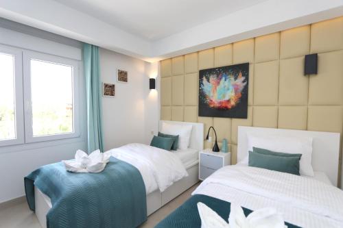 - une chambre avec 2 lits et une fenêtre dans l'établissement Luxury Panorama Mar by Grupo Quattro, à Punta Prima