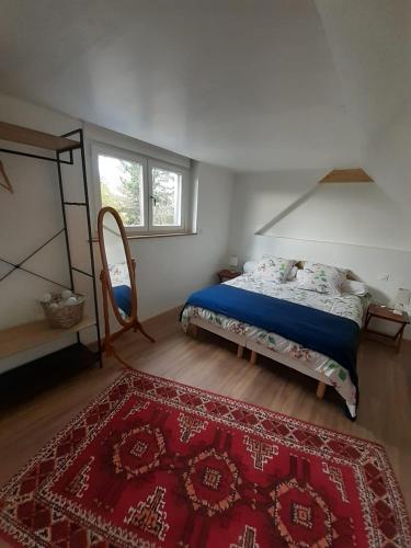 - une chambre avec un lit et un tapis rouge dans l'établissement La Clef des Champs, à Bruille-lez-Marchiennes
