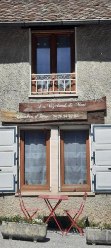 a building with two windows on the side of it at Les Vagabonds du Mont in Chichilianne
