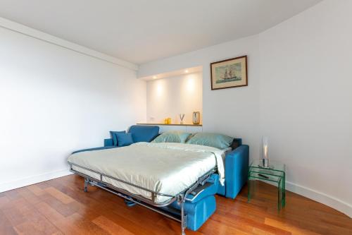 מיטה או מיטות בחדר ב-Comfortion Norma - Suite de luxe avec vue sur la Tour Eiffel