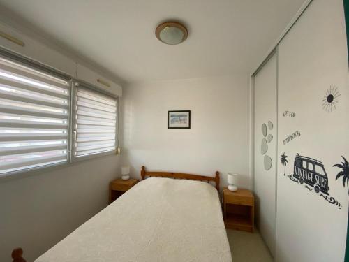 une chambre avec un lit et une fenêtre dans l'établissement Appartement à Hossegor, à 30m de la plage avec piscine et parking souterrain - FR-1-413-135, à Soorts-Hossegor