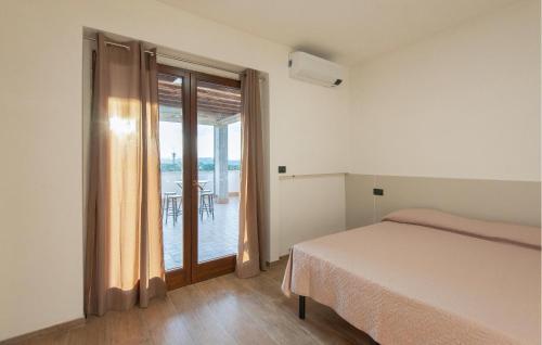 1 dormitorio con 1 cama y puerta corredera de cristal en Gorgeous Apartment In Moscufo With Wifi, en Moscufo