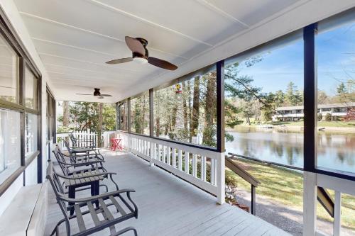 porche con sillas y ventanas con vistas al lago en Dogwood - Unit 603, en Flat Rock