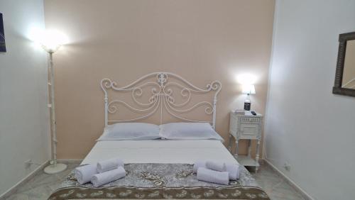 - une chambre avec un lit blanc et 2 oreillers dans l'établissement The brothers house Appartamento alla Zisa, à Palerme