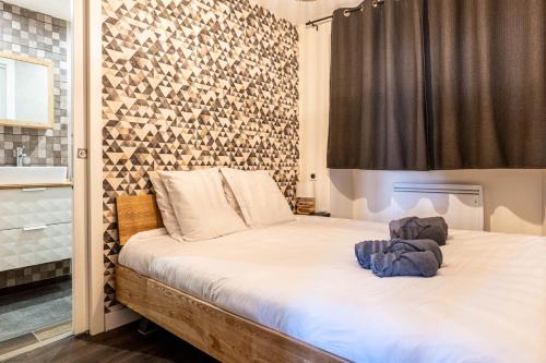 a bedroom with a large bed with a wooden frame at L'Anneciano - Balcon - Chambre - Vue in Annecy