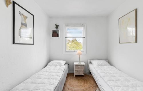 1 dormitorio con 2 camas y ventana en Lovely Home In Dronningmlle With Kitchen, en Dronningmølle
