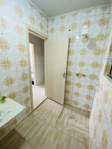 an empty room with a sink and a bathroom at Chácara com Piscina e Amplo Quintal in Embu