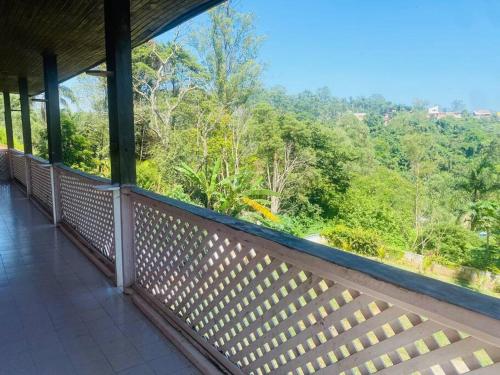 a balcony with a view of the forest at Chácara com Piscina e Amplo Quintal in Embu