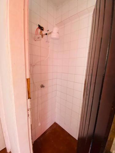 a small bathroom with a shower with a shower at Chácara com Piscina e Amplo Quintal in Embu