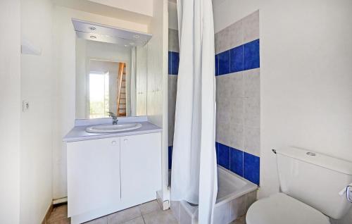 ein weißes Bad mit einem Waschbecken und einem WC in der Unterkunft Nice Home In Calvisson With Kitchen in Calvisson