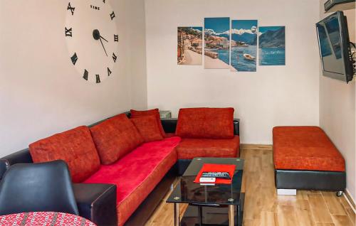 Χώρος καθιστικού στο 1 Bedroom Stunning Home In Kotor