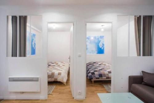 - un salon avec une chambre et un lit dans l'établissement Appartement confortable en plein coeur du Marais, à Paris