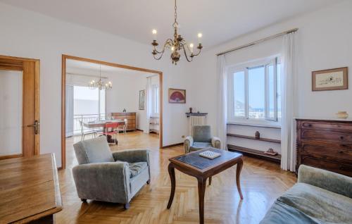 un soggiorno con un divano, sedie e un tavolo di 4 Bedroom Awesome Apartment In Imperia a Imperia