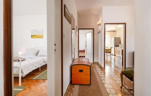 een hal met een kamer met een bed en een dressoir bij Stunning Apartment In Lovran With House Sea View in Lovran