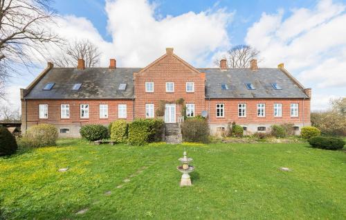 Zahrada ubytování Pet Friendly Home In Rønde With Kitchen