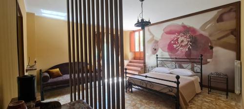 ein Schlafzimmer mit einem Bett und einem großen Wandgemälde in der Unterkunft Villa Visocchi Bed and Breakfast in Atina