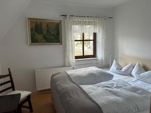 1 Schlafzimmer mit 2 Betten und einem Fenster in der Unterkunft Ferienhaus Waldeck in Marienberg
