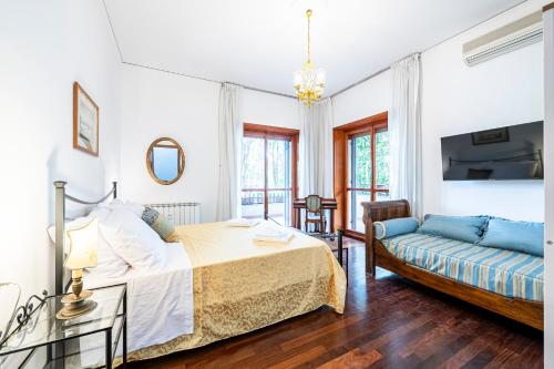 佛羅倫斯的住宿－[Lungarno] Casa esclusiva，一间卧室配有一张床和一张沙发