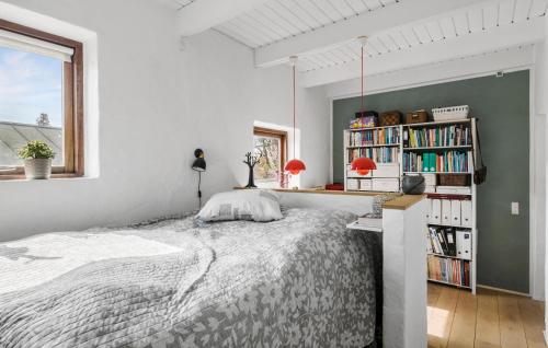 een slaapkamer met een bed en een boekenplank bij Pet Friendly Home In Eg With Wifi in Egå