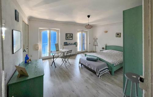 een slaapkamer met een bed en een bureau in een kamer bij Le Mas Bessier in Châteaurenard