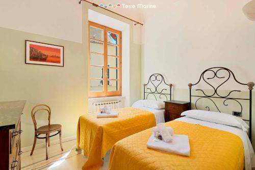 Giường trong phòng chung tại Maison Monterosso, TerreMarine