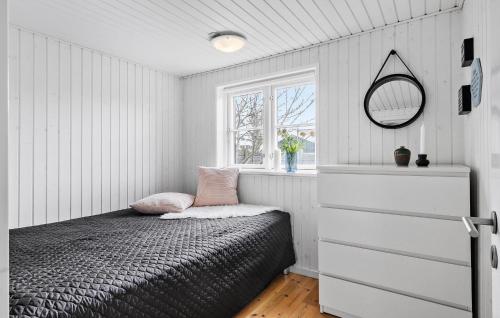 een slaapkamer met een bed met een spiegel en een raam bij Amazing Home In Otterup With Kitchen in Otterup