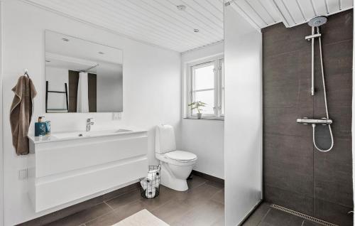 Baño blanco con lavabo y aseo en Amazing Home In Otterup With Kitchen en Otterup