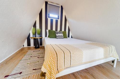 um quarto com uma cama com uma cabeceira listrada em Cabana Sobreiro em Castelo de Paiva