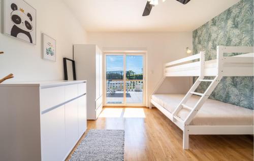 Cette petite chambre comprend des lits superposés et une cuisine. dans l'établissement Awesome Home In Visocane With Wi-fi, à Visočane
