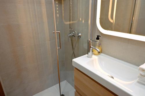 Ένα μπάνιο στο Homenfun Barcelona Eixample ll